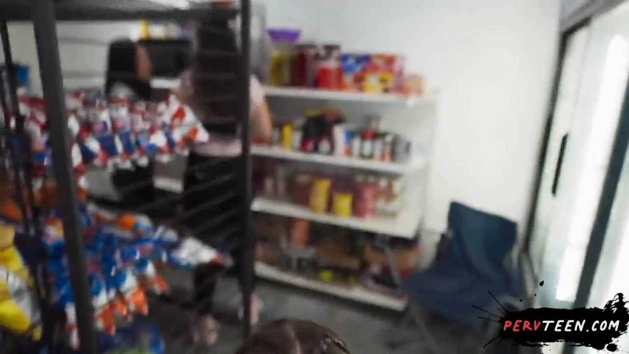 Młoda małolata przegląda się w sklepie spożywczym, gdy nagle wpada jej w oko gorący koleś. Nie może oderwać wzroku od jego imponującego sprzętu, a on szybko zauważa, że się gapi. Odsłania swoje zaskoczenie i proponuje, żeby się rozkręcili!